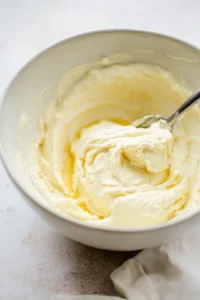Combine ricotta cheese, honey, and vanilla extract in a mixing bowl
