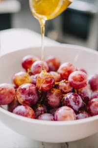 Drizzle honey and sprinkle cinnamon over the grapes